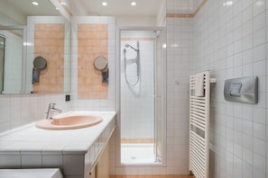 Een douche, een haardroger, handdoeken