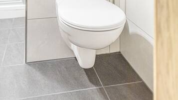 Comfort-Doppelzimmer | Badezimmer | Dusche, Handtücher, Toilettenpapier