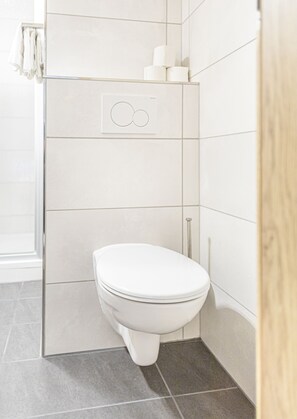 Comfort Double Room | Bathroom | Shower, towels, toilet paper - Gasthof Weisses Rössl (Pfreimd)