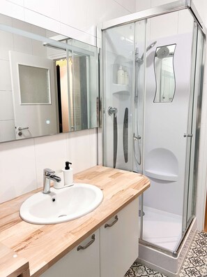Een douche, gratis toiletartikelen, een haardroger, handdoeken
