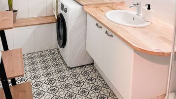 Douche, sèche-cheveux, serviettes fournies