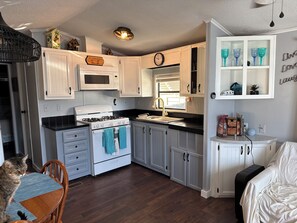 Fridge, microwave, oven, cookware/dishes/utensils - JT'S Florida Hideaway (sebring)