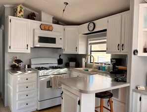 Réfrigérateur, micro-ondes, four