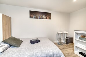 Iron/ironing board, WiFi, bed sheets
