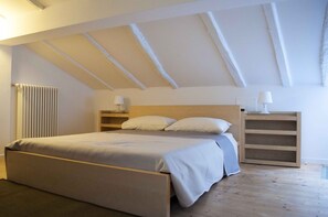 1 slaapkamer, een strijkplank/strijkijzer, gratis wifi, beddengoed