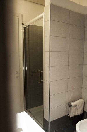 Een douche, een haardroger, een bidet, handdoeken