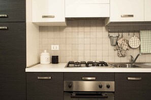 Frigorifero, forno, lavastoviglie, pentole/stoviglie/utensili