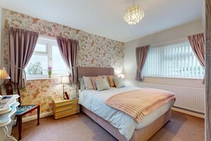 2 slaapkamers, een strijkplank/strijkijzer, gratis wifi, beddengoed