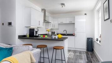 Kjøleskap, ovn, brødrister og høy barnestol