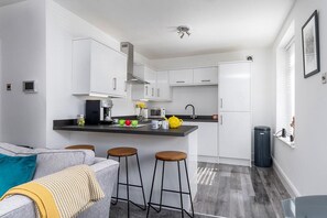 Geladeira, fogão, torradeira, cadeirão de bebê