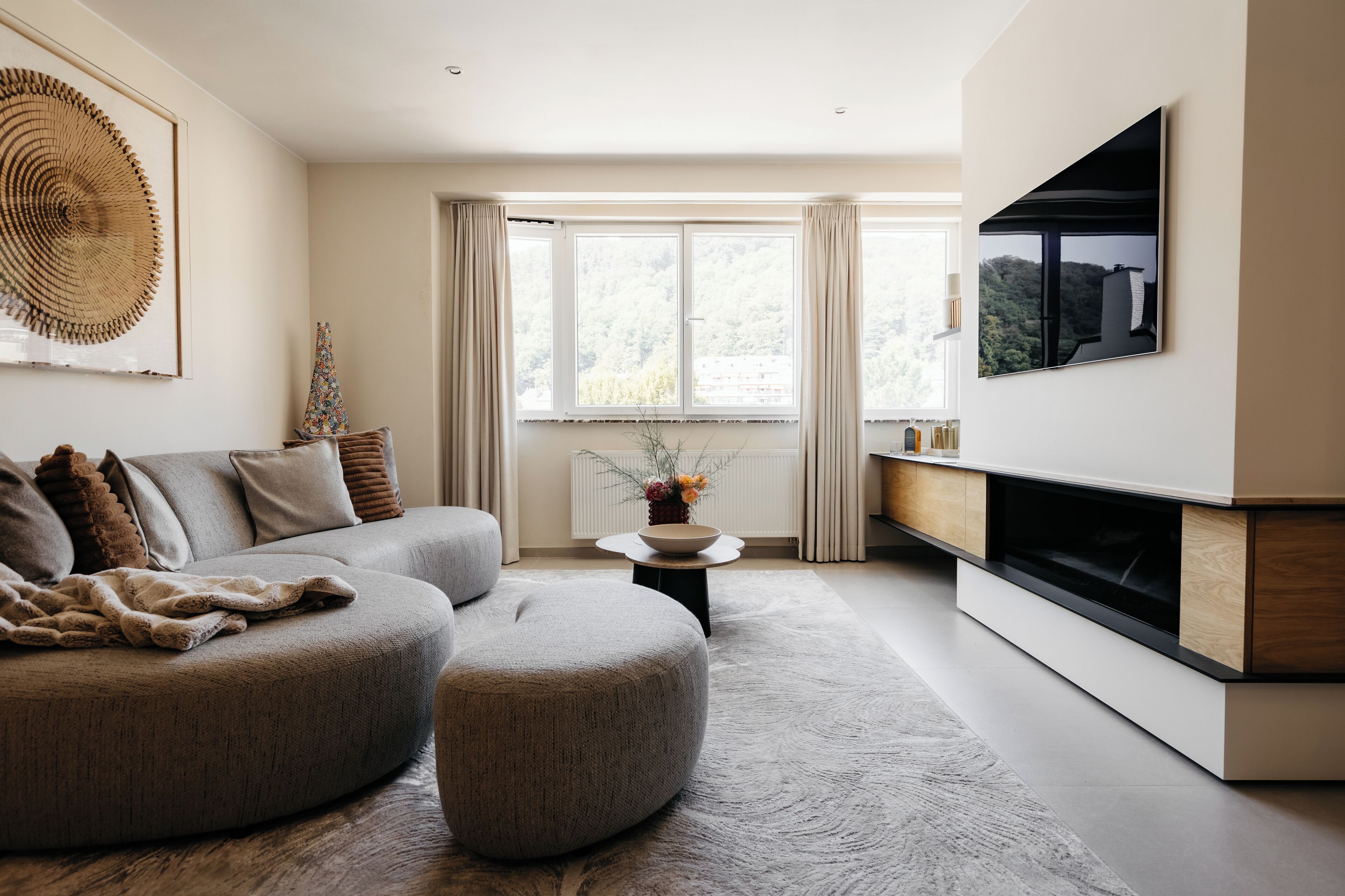 Smart-tv, een open haard, een stereo en een kantoor