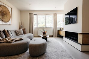 TV connectée, cheminée, chaîne hi-fi, espaces bureaux