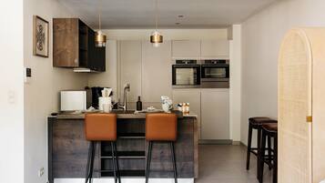 Réfrigérateur, micro-ondes, four, plaque de cuisson