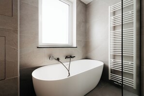 Hair dryer, towels, soap, shampoo - The Edgewater Suites - Park View (Namur)