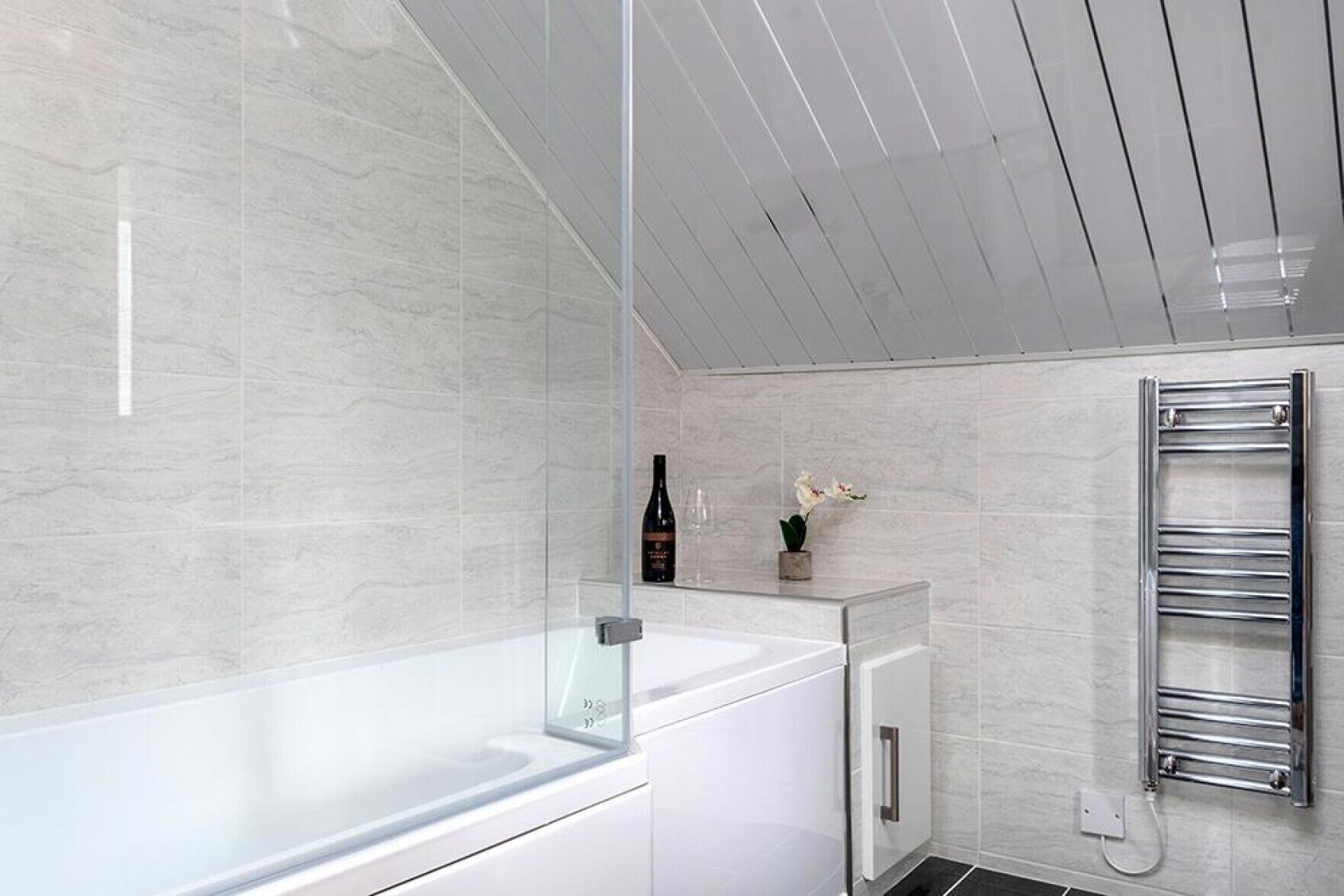 Combined shower/tub, hair dryer, towels