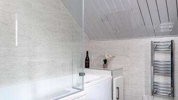 Combined shower/tub, hair dryer, towels