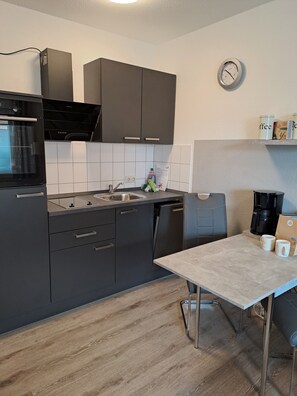 Fridge, oven, stovetop, dishwasher