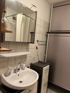Jabón y papel de baño 
