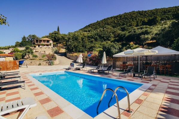 Außenpool (je nach Saison geöffnet), Sonnenschirme, Liegestühle