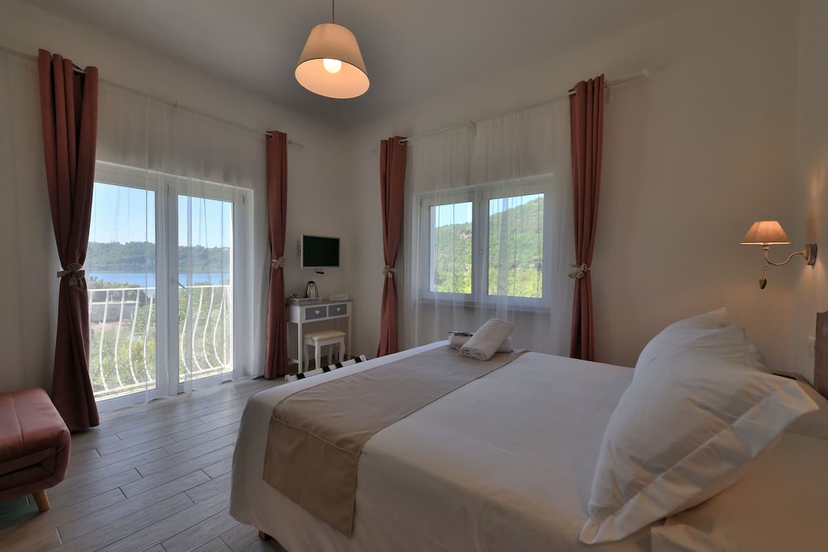 Deluxe kamer, 1 twee- of 2 eenpersoonsbedden | Donzen dekbedden, individueel gedecoreerd, individueel gemeubileerd