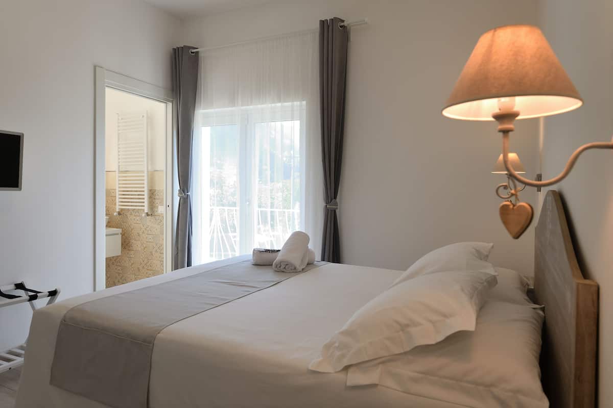 Habitación superior con 1 cama matrimonial o 2 individuales | Edredón, escritorio, cortinas blackout y insonorización