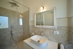 Deluxe Double or Twin Room | Bathroom | Shower, rainfall showerhead, free toiletries, hair dryer - B&B il Lago di Nemi (Nemi)