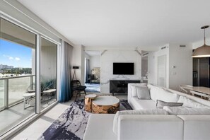 TV - The Luxurious W hotel Residence Beachfront Condo Oasis (Fort Lauderdale)