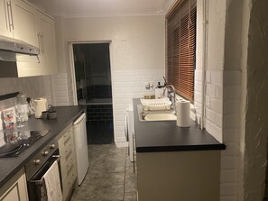 Private kitchen - Stay in Chippenham near The Cotswolds & Bath (Chippenham)