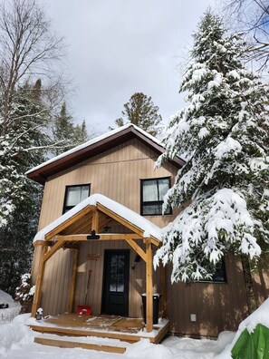 Exterior - Luxury Four Season Riverside Cabin (Gooderham)