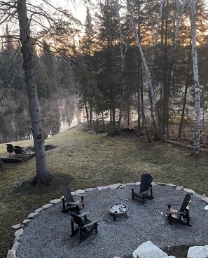 Terrace/patio - Luxury Four Season Riverside Cabin (Gooderham)