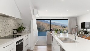 Fridge, microwave, oven, stovetop - Quintessential Queenstown (Queenstown)