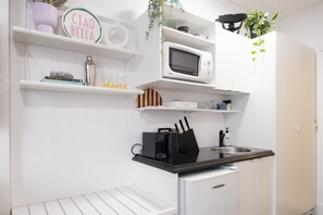 Kjøleskap, mikrobølgeovn, kaffetrakter/tekoker og brødrister