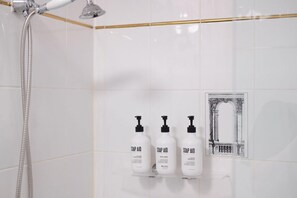 Dusche, Haartrockner, Handtücher