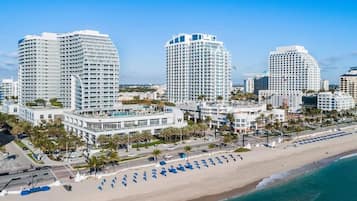 Plage, chaises longues, serviettes de plage