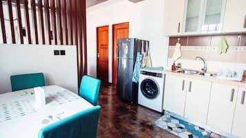 Refrigerador, microondas, tetera/pava eléctrica, tostadora