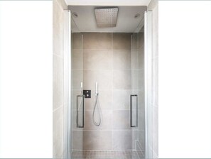 Shower, towels, shampoo