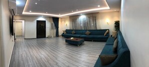 Basic-Doppel- oder -Zweibettzimmer | Wohnbereich | 10-Zoll-LCD-Fernseher mit Kabelempfang, Fernseher