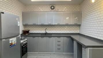 Großer Kühlschrank, Mikrowelle, Ofen