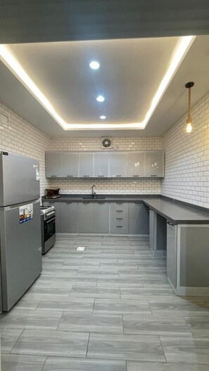 Großer Kühlschrank, Mikrowelle, Ofen