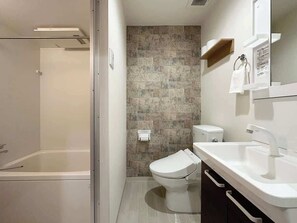 Bañera, secador de pelo y toallas