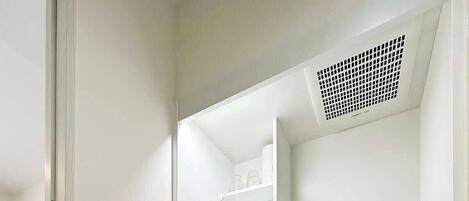 Kjøleskap, mikrobølgeovn, kokeplater og kjøkkenutstyr