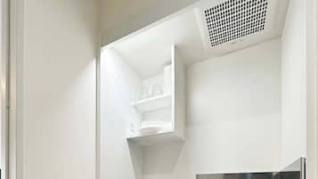 Refrigerador, microondas, parrilla de estufa y utensilios de cocina