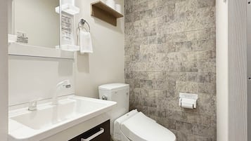 Badewanne, Haartrockner, Handtücher, Seife