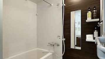 浴槽、ヘアドライヤー、タオル、石鹸