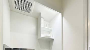 Refrigerador, microondas, parrilla de estufa y utensilios de cocina