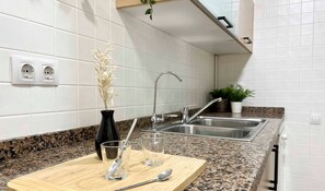 Een koelkast, een magnetron, een oven, een kookplaat