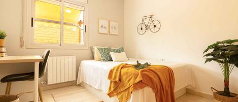 3 habitaciones, tabla de planchar con plancha y cuna de viaje