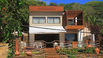 Vista frontal de la propiedad