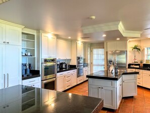 Kühlschrank, Wasserkocher mit Kaffee-/Teezubehör