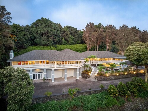 Secluded B&B Elegance on 3 Acres: 4 King Suites, Minutes from Beach & Kona!!